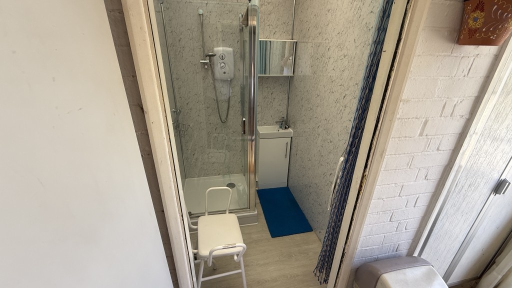 Lot: 81 - VACANT SEMI-DETACHED HOUSE REQUIRING MODERNISATION - Internal image of shower from lobby